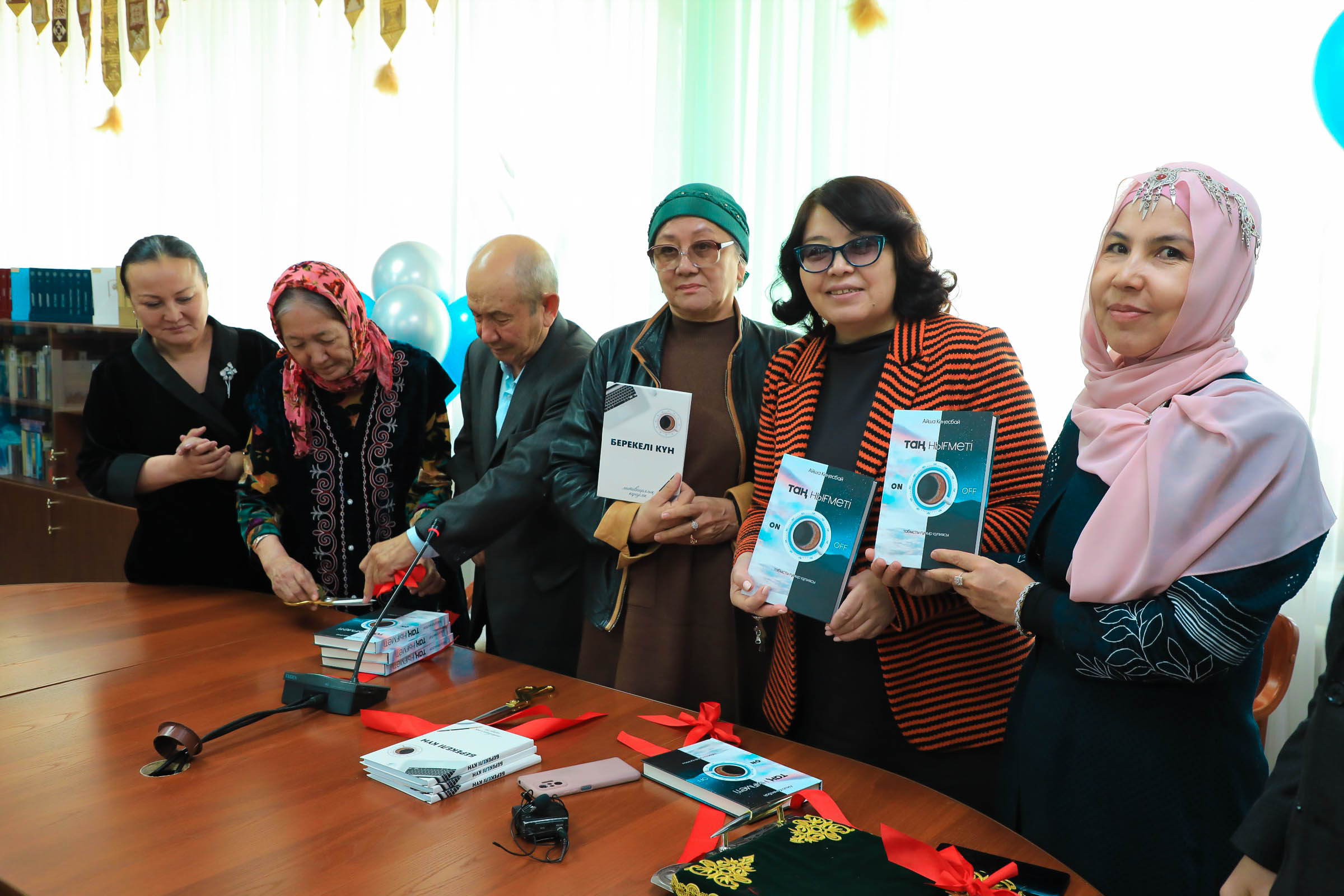 Сыпыртқы таяқшасындағы сексуалды сиқыршы