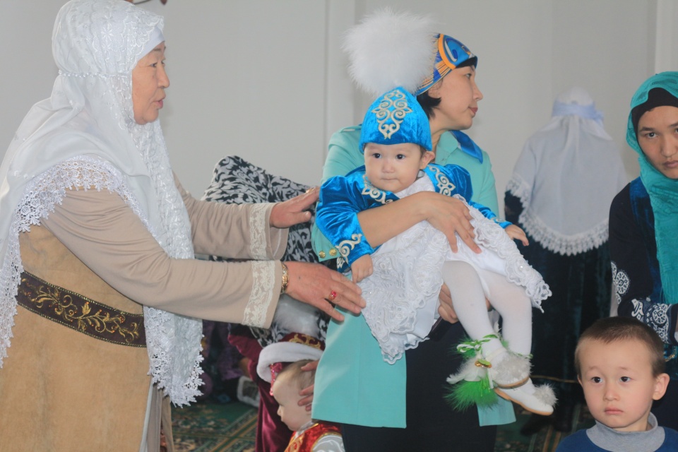 Тұсау кесу дәстүрі. Тусау кесу традиция. Обряд тусау кесу. Традиция тусау кесер. Традиции киргизского народа тушоо кесуу.