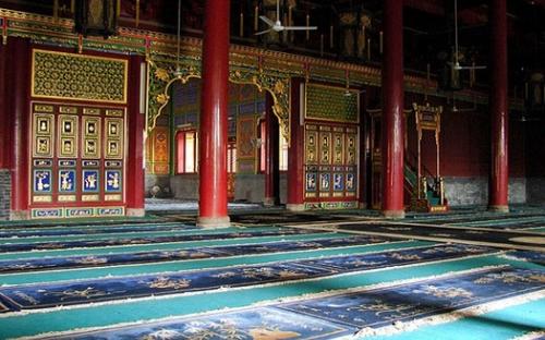 Все суры Корана вырезаны на стенах уникальной мечети в Китае