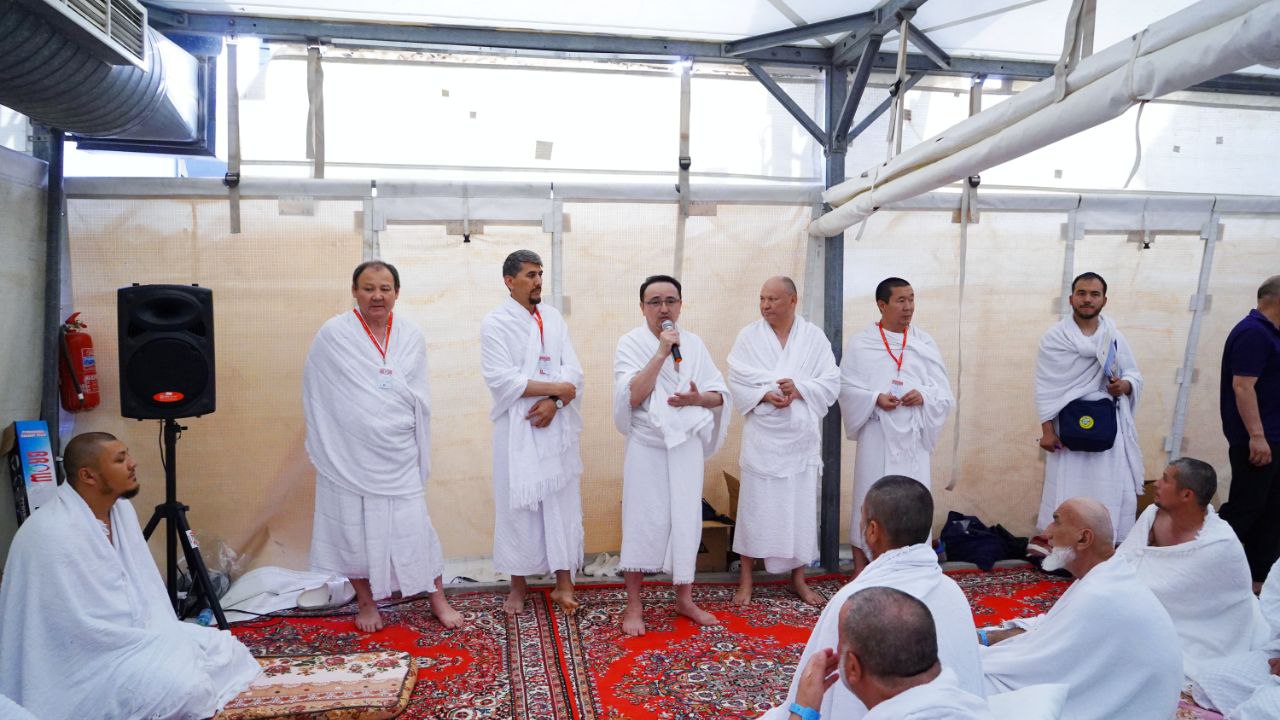 қызыл бас кішкентай сиськи