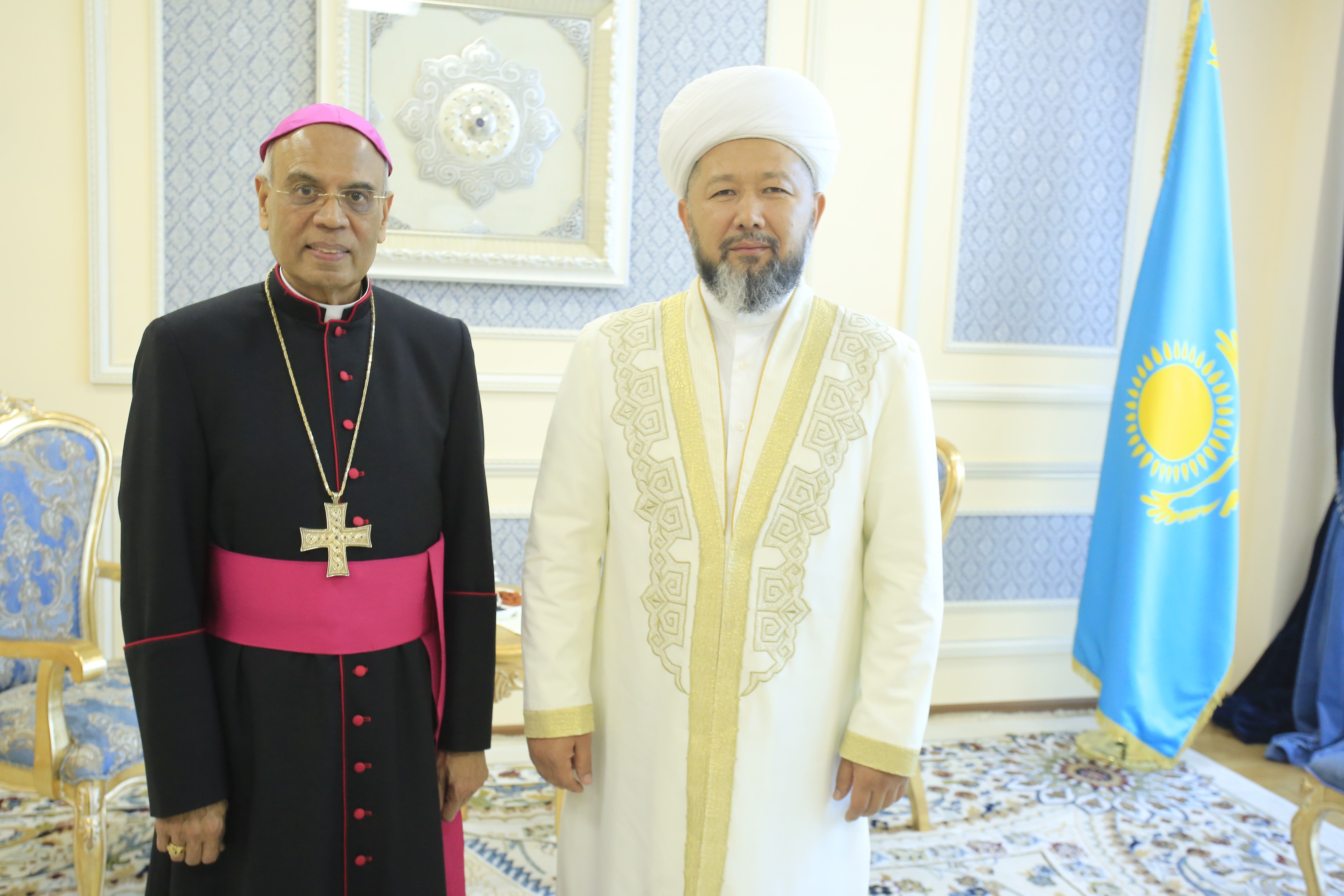 БАС МҮФТИ ВАТИКАННЫҢ ЖОҒАРЫ ЛАУАЗЫМДЫ ӨКІЛІМЕН СҰХБАТТАСТЫ (ФОТО)