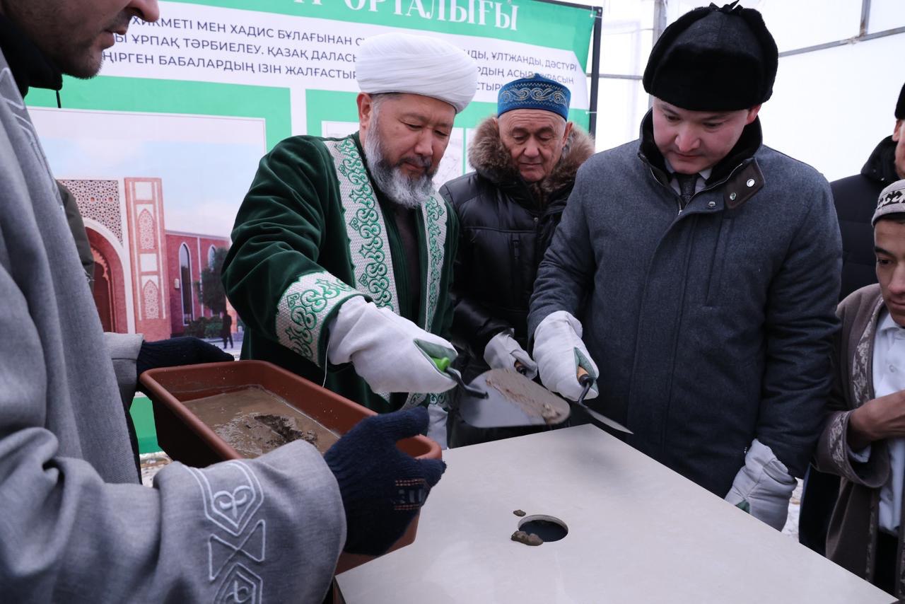 НАУРЫЗБАЙ ҚАЖЫ ТАҒАНҰЛЫ «ДІН МЕН ДӘСТҮР» ОРТАЛЫҒЫНЫҢ ІРГЕТАСЫН ҚАЛАДЫ