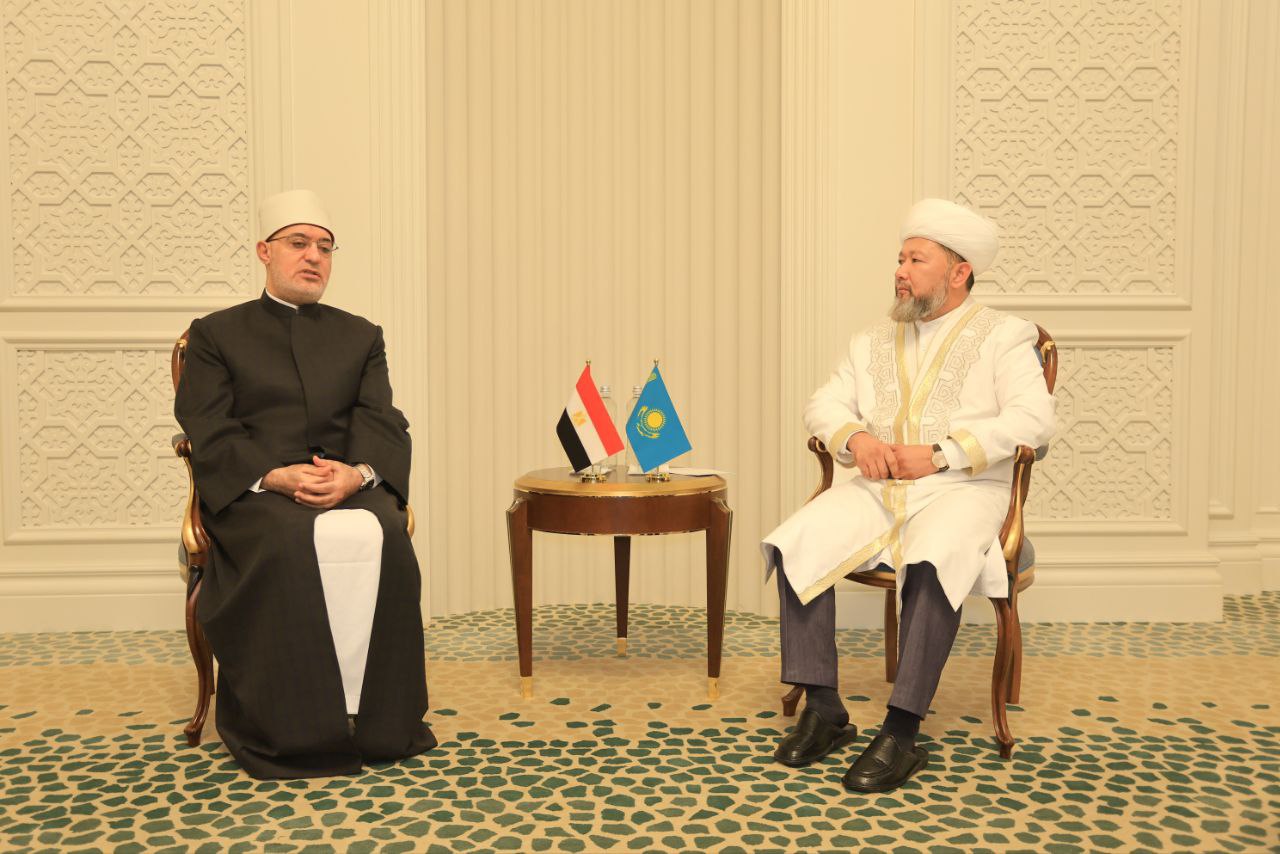 Мөлдір тар леггинстердегі жас қыздар