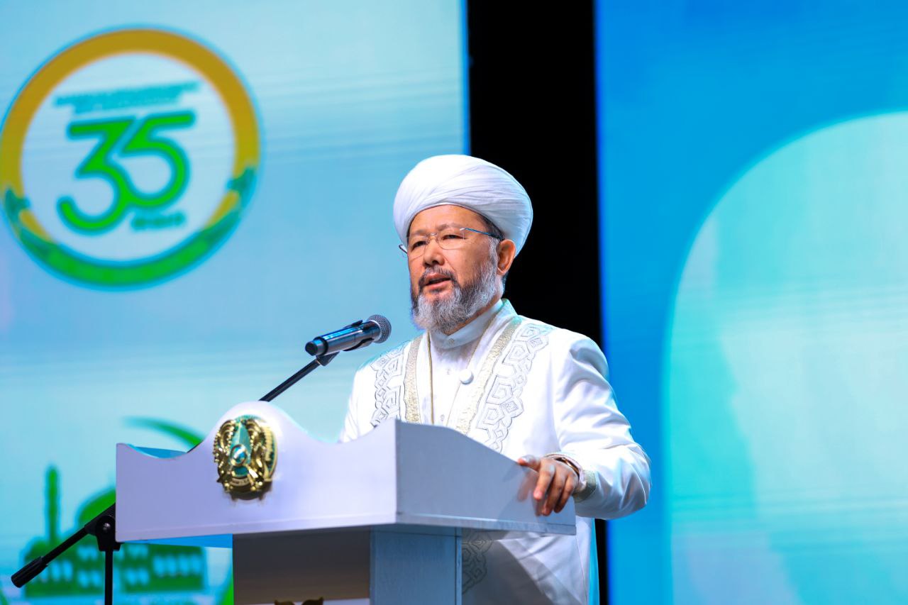 Angry Birds порно Киска видеодағы әдемі қызбен секс