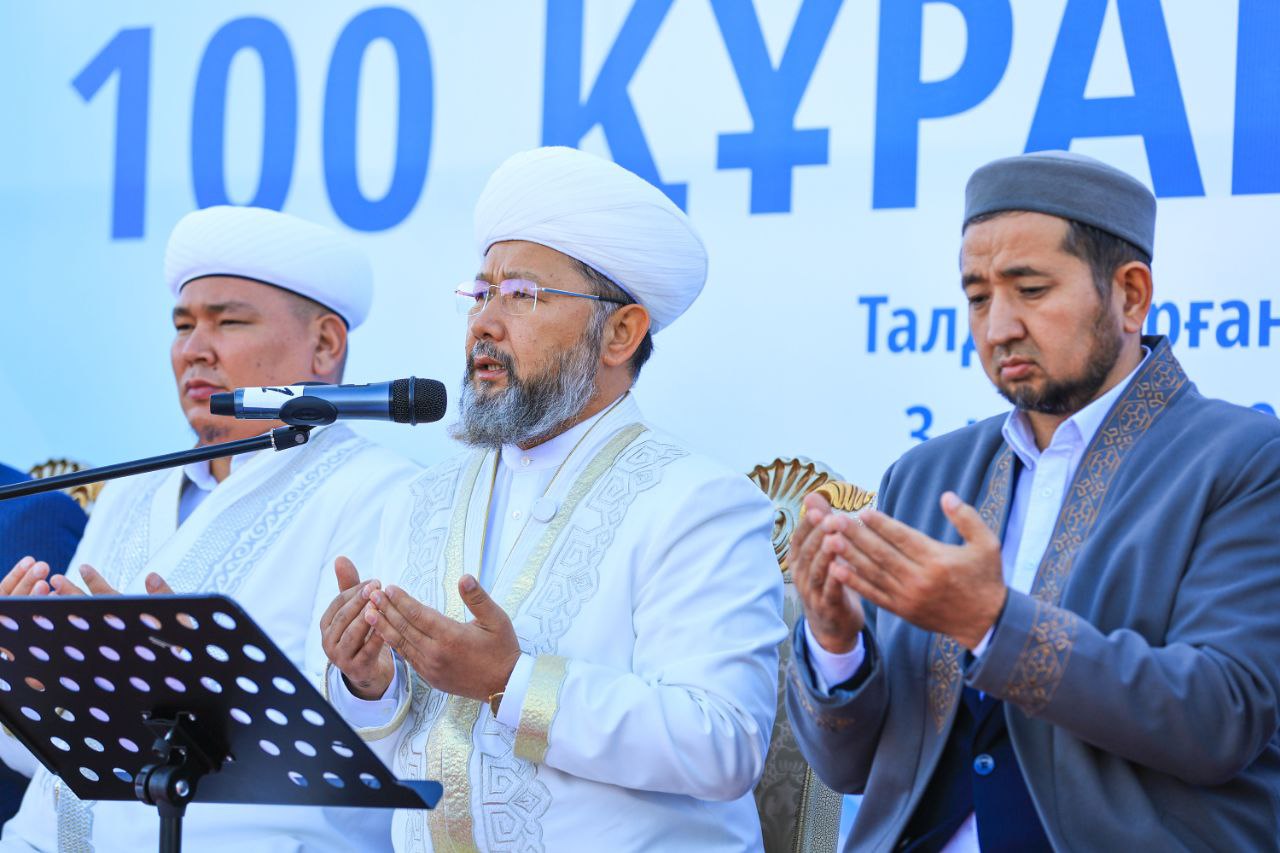 Алексис Техас минет жасайды, содан кейін мінуге кіріседі