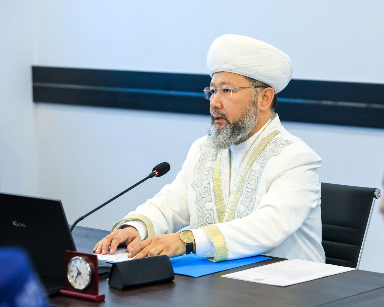 Мини юбка киген шешен әйел Ева Бушминаның секс порносы