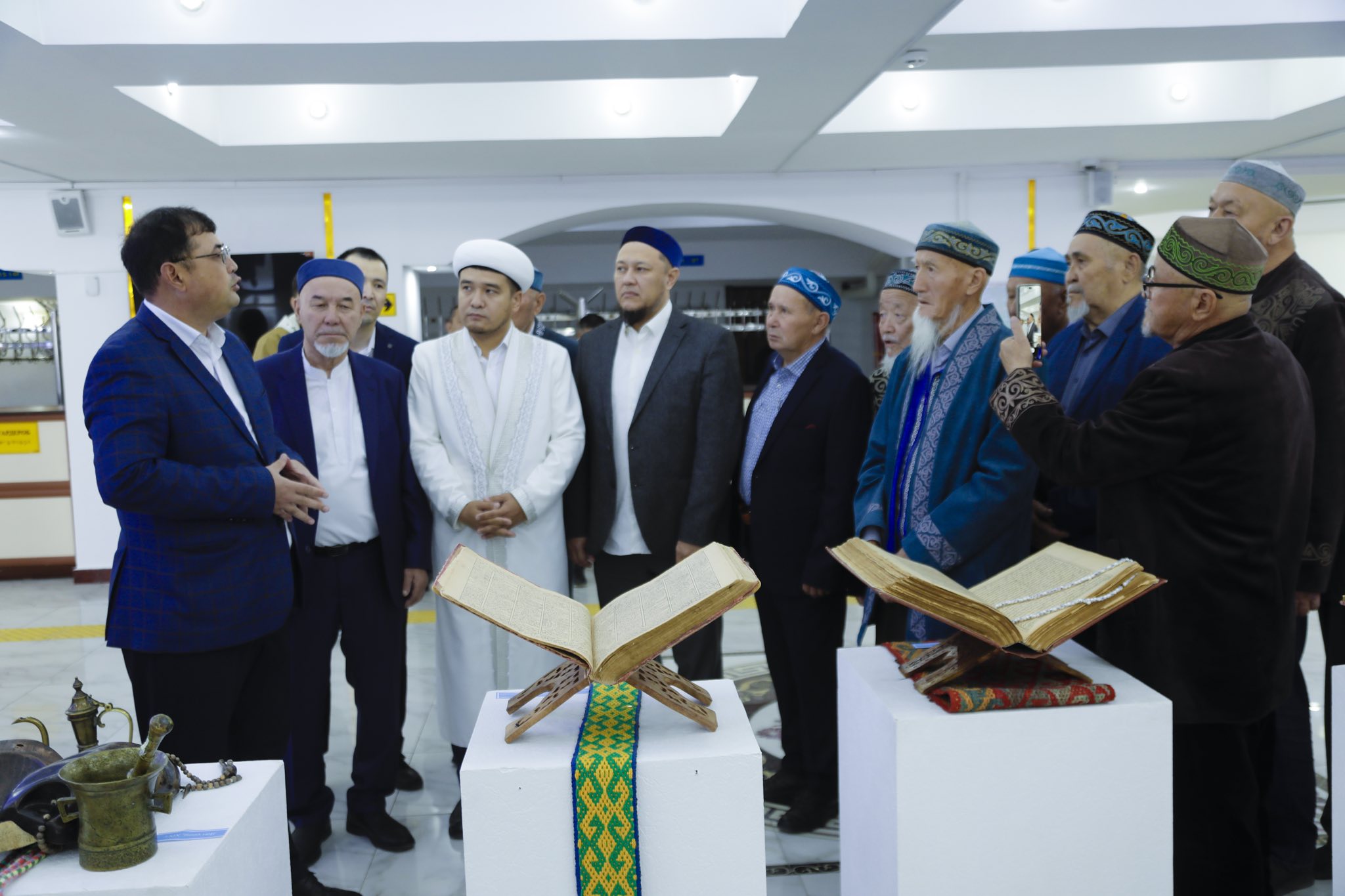 Күйеуі ұйықтап жатқан әйелін сиқыды. Қарау.