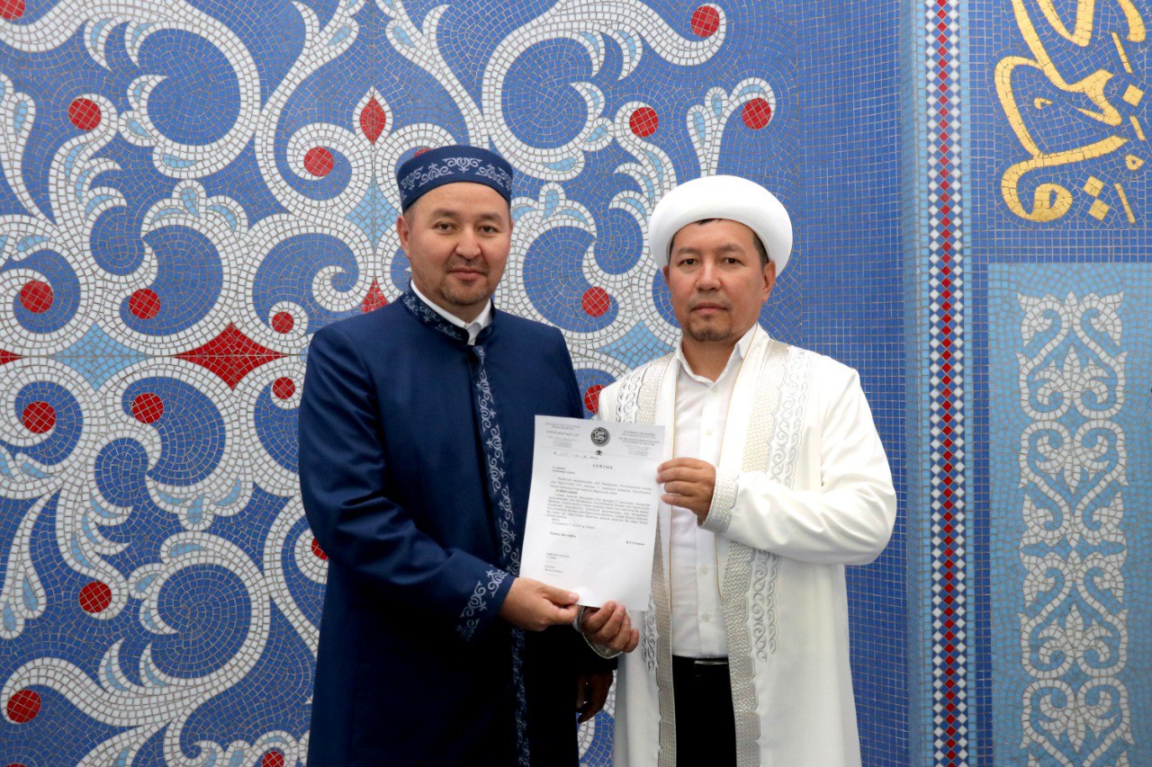 Порно жігіт душта өзін жұлқылайды