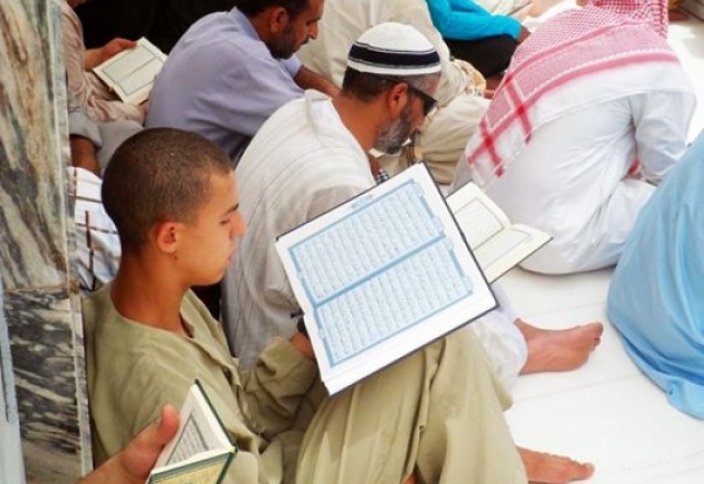 Коран в аль харам. Мекканский Коран. Коран Мекка. Чтецов Коран в Мекке Рамадан. Чтец Корана в мечети Аль харам.