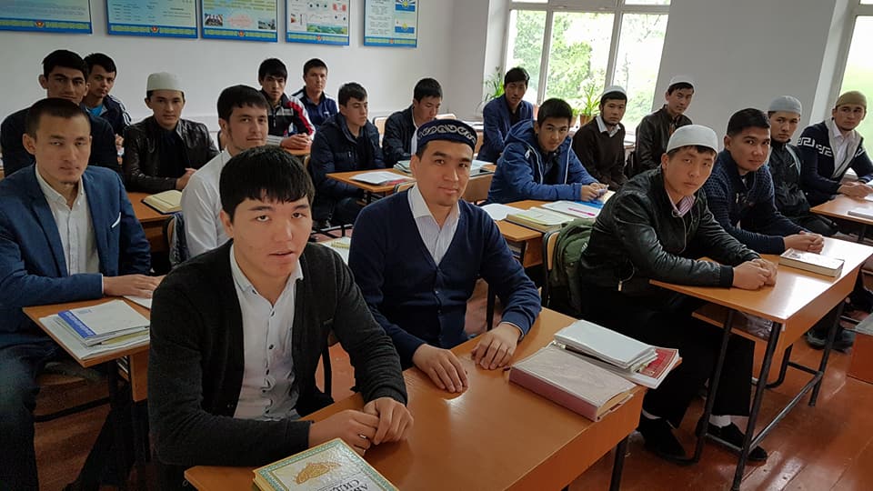 Исламский колледж в махачкале. Учитель медресе. Стальск медресе хафиз. Московский исламский колледж теологии и права. Медресе колледж.