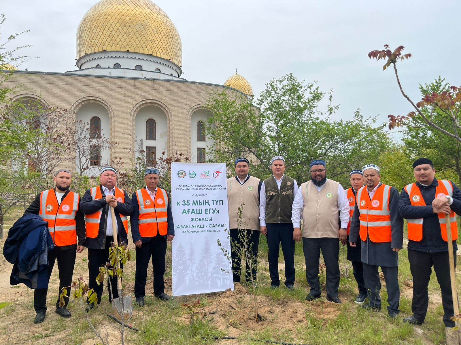 Маңғыстау: «Бекет ата» мешітінің ауласына ағаш көшеті отырғызылды