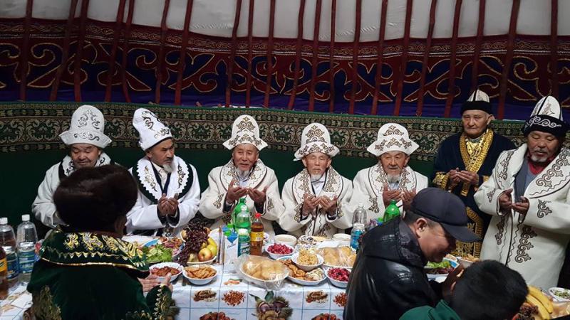 гостеприимство казахского народа. праздник в юрте. казахские гости. казахское застолье. гостеприимство казахов традиции и обычаи.