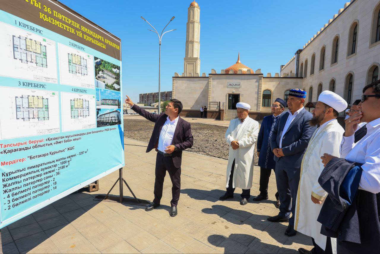 БАС МҮФТИ ҚАРАҒАНДЫДА ИМАМДАРҒА АРНАЛҒАН ҚЫЗМЕТТІК ПӘТЕРЛЕРДІҢ ҚҰРЫЛЫСЫМЕН ТАНЫСТЫ