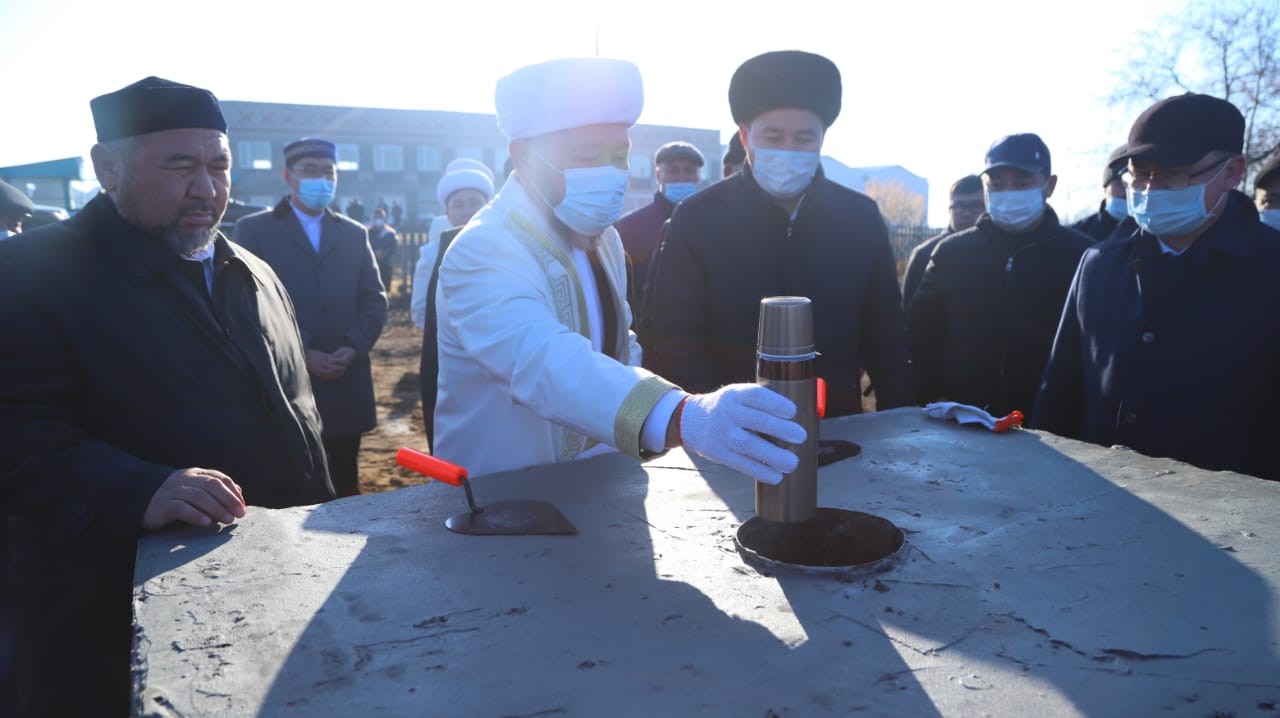 БАС МҮФТИ АУДАНДЫҚ МАҒЖАН ЖҰМАБАЕВ МЕШІТІНІҢ ІРГЕТАСЫН ҚАЛАДЫ (ФОТО)