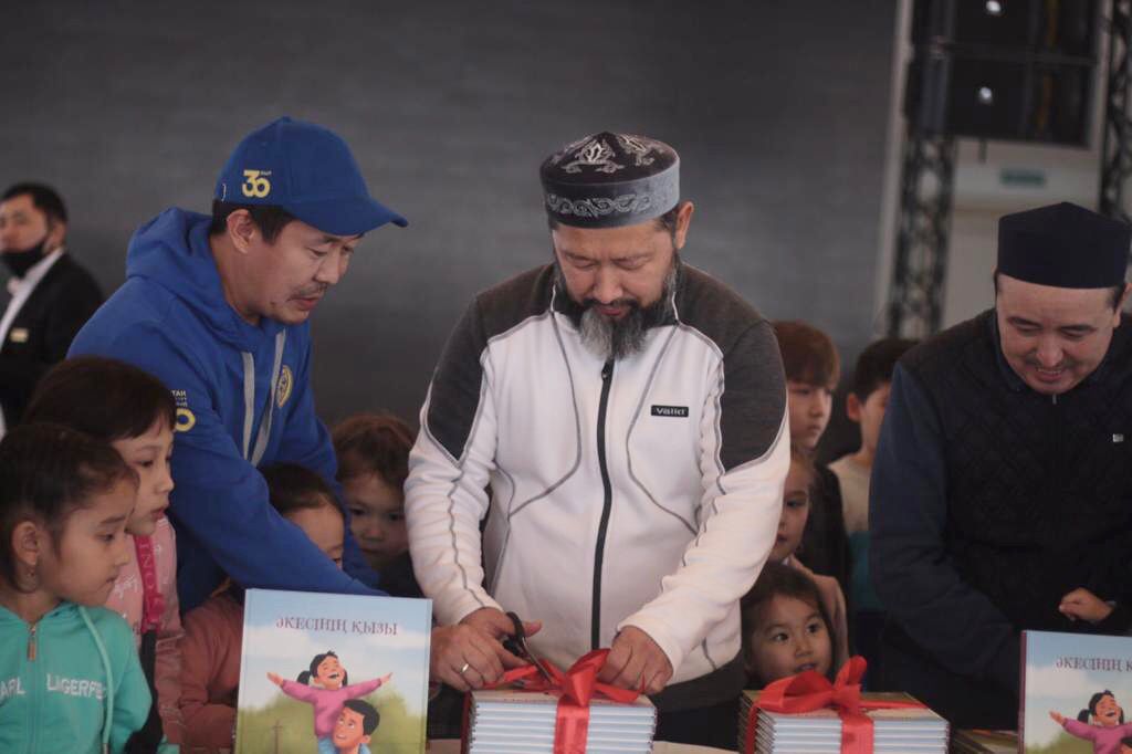 Желідегі ер адамның жалап жатқан бейнелері