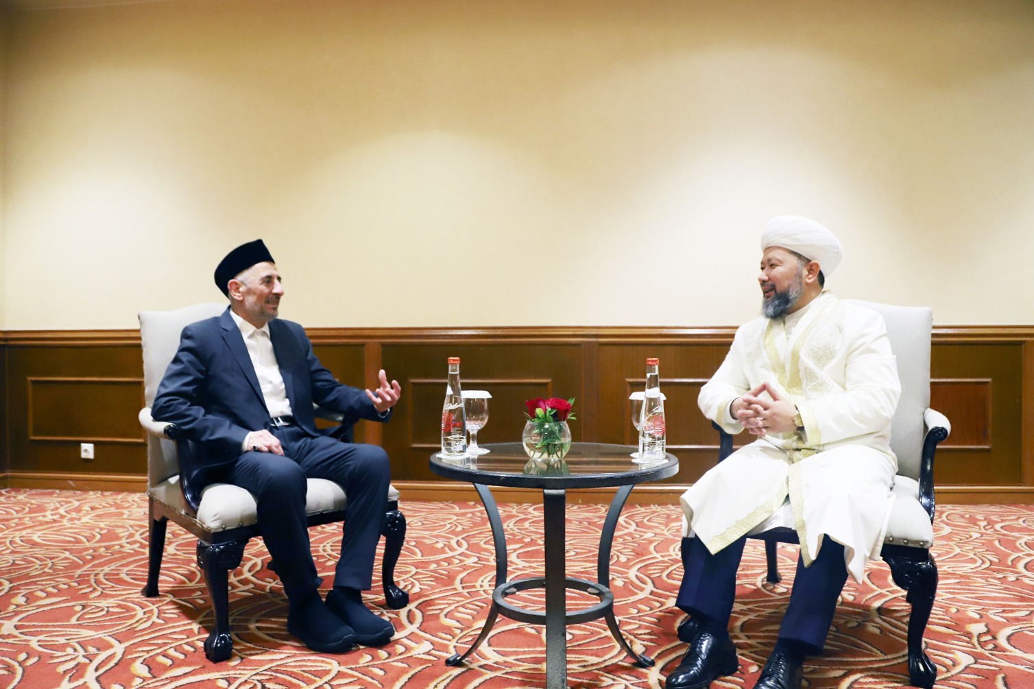 Қыздар жігітті сәкелегенше жұлқылайды Мәскеудегі Коломенская метро станциясының маңындағы жезөкшелер