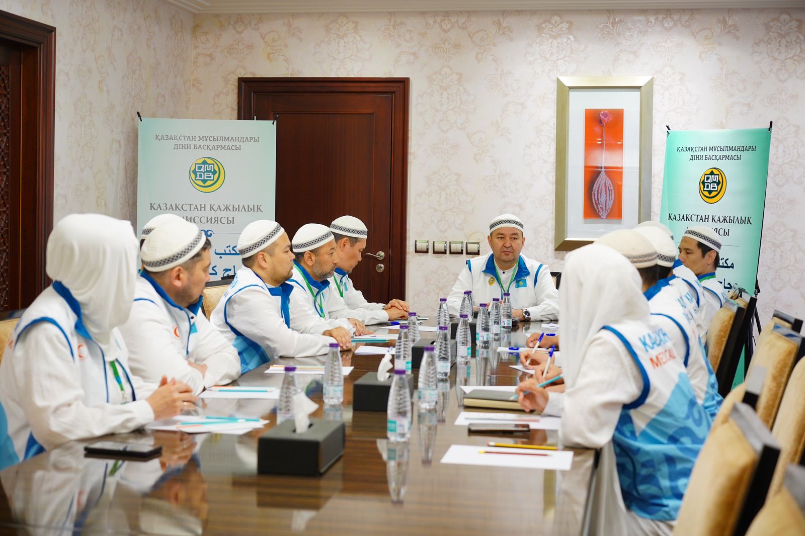 Үлкен жалаңаш қара сиськи