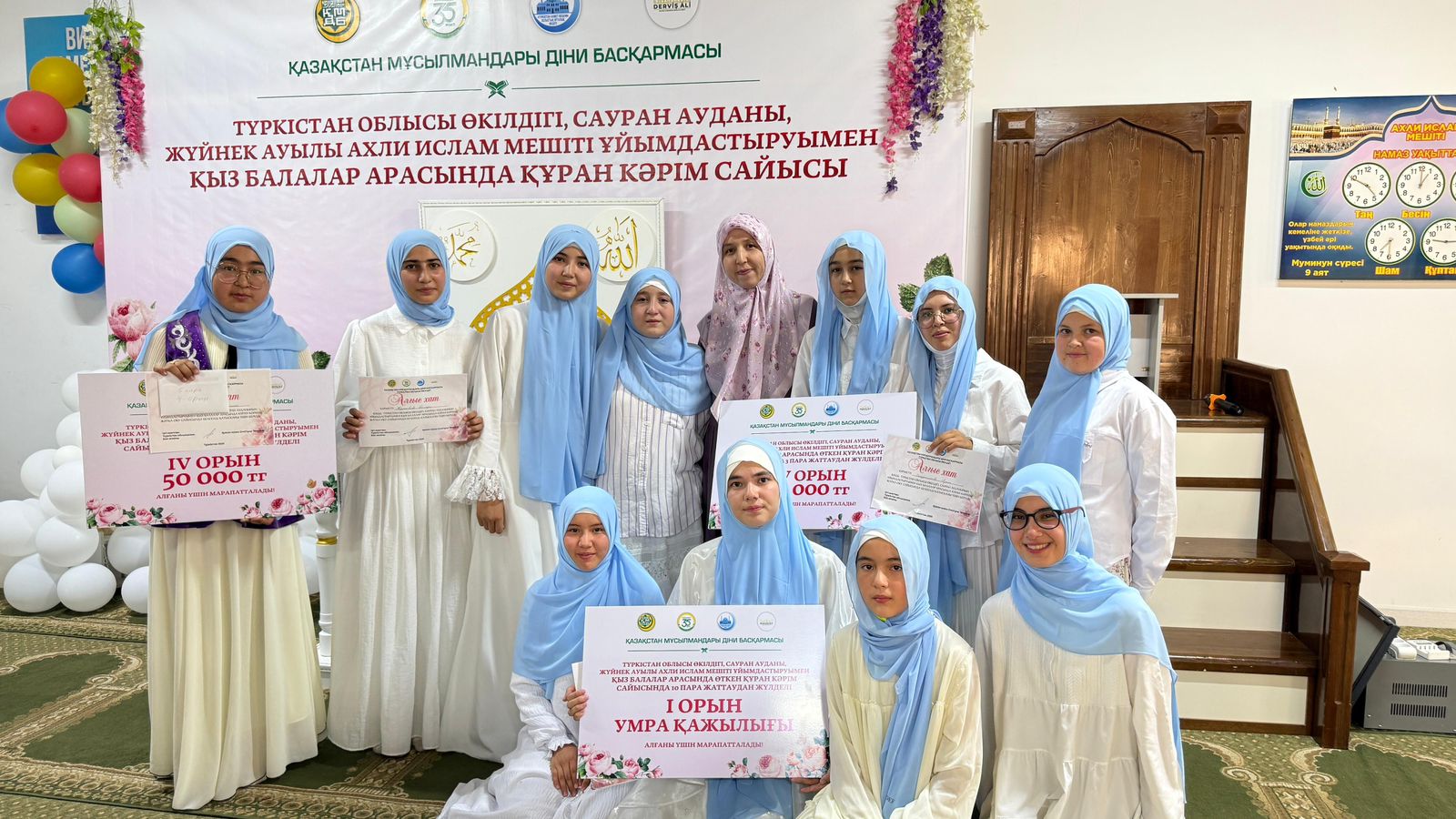 Жыртылған киімдегі порно секс