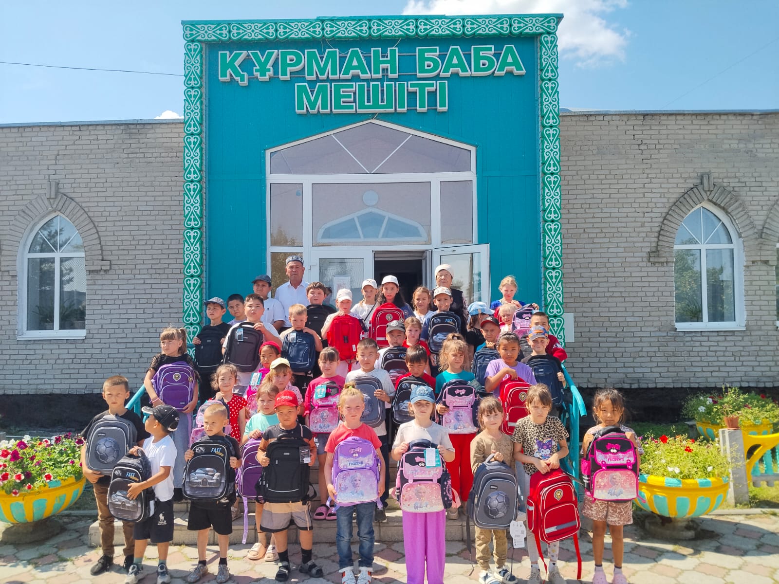 «Мектепке жол»: Қостанай облысында 850 оқушыға оқу құралдары табысталды