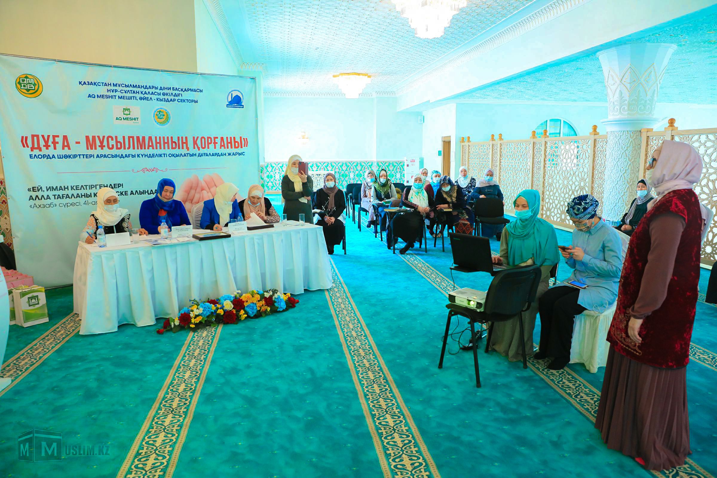 Қызыл шашты бетке қарау GIF