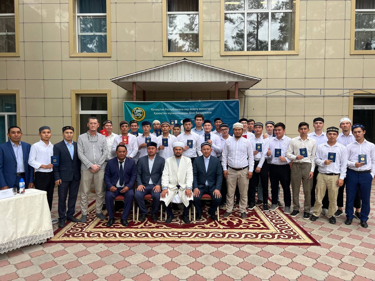 Мастардың етегінің астында не бар?