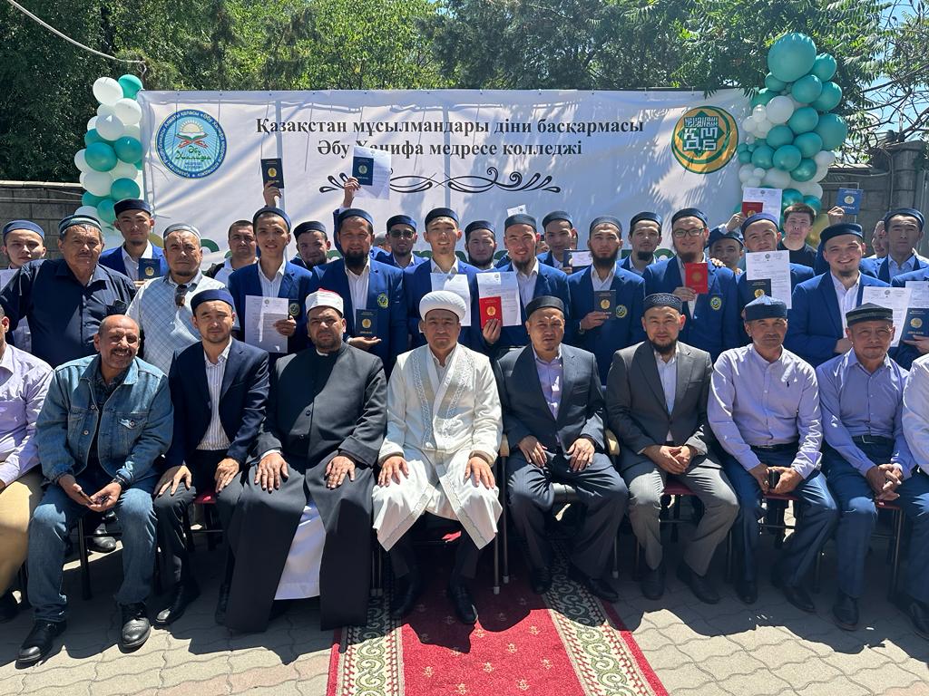 «Әбу Ханифа» медресе-колледжінің түлектері диплом алды
