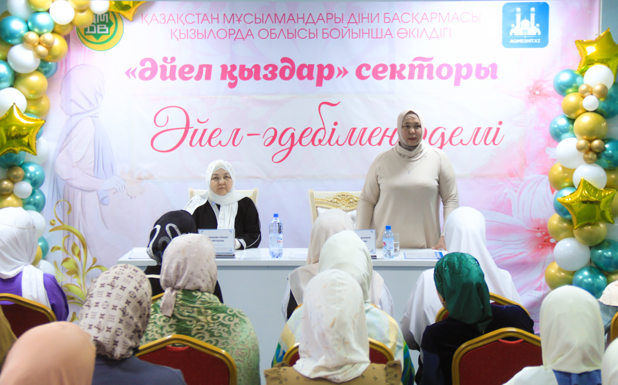 Әйелдің есекке сиынып жатқанын қараңыз