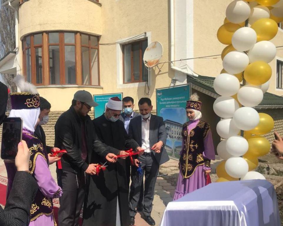 Әйелім үйге трусисыз келді.