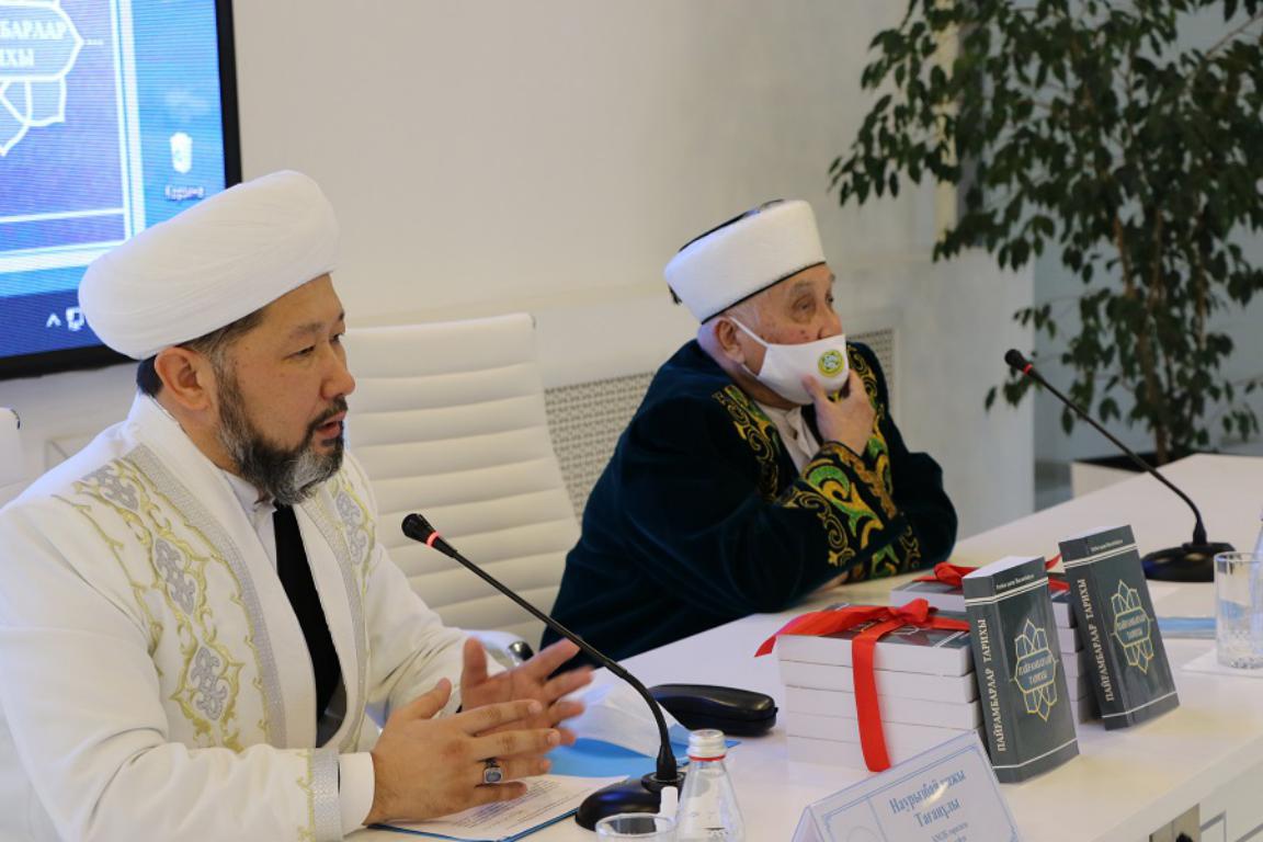 Порнодағы алып кеуделері бар 50 жастан асқан әйелдер