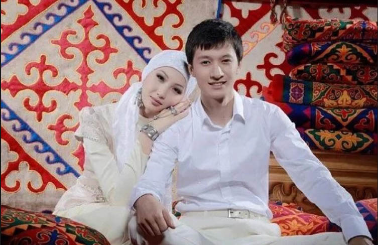 Порно: Бір қыздың үстіндегі қалың жігіт