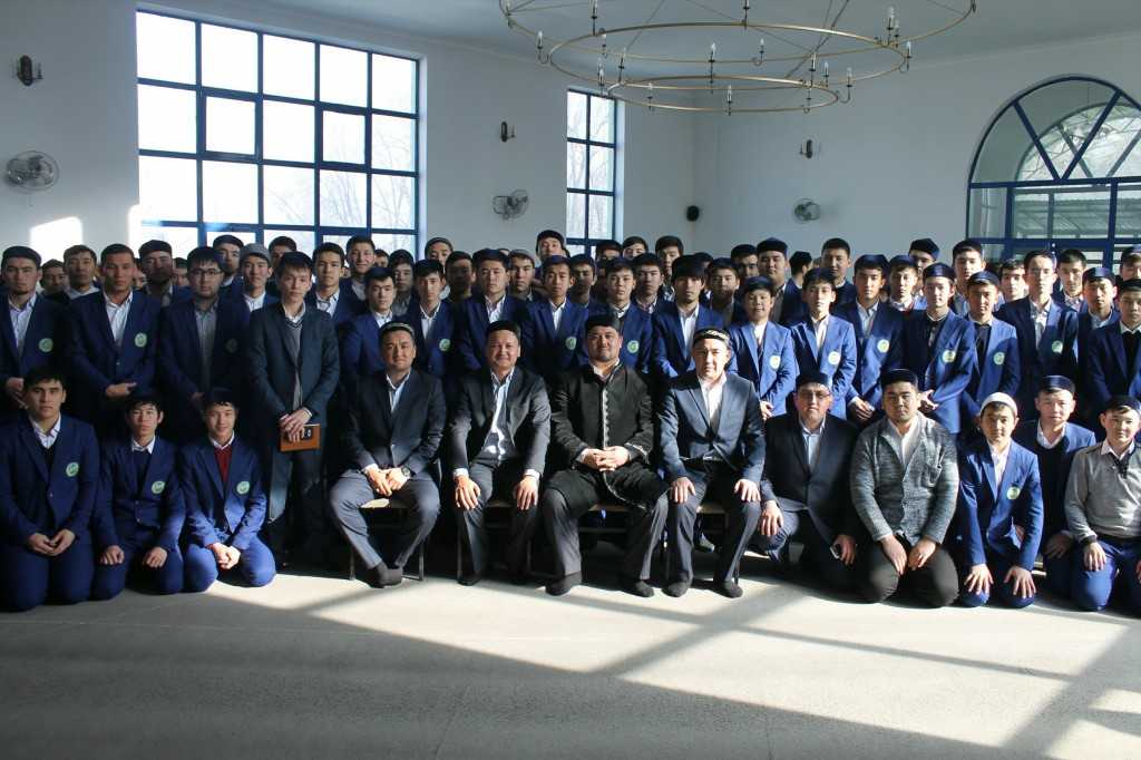 Медресе колледж. Медресе в турции для девочек. Московский исламский колледж. Имам азам медресеси кара балта проект. Эмблема сарыагаш медресе.