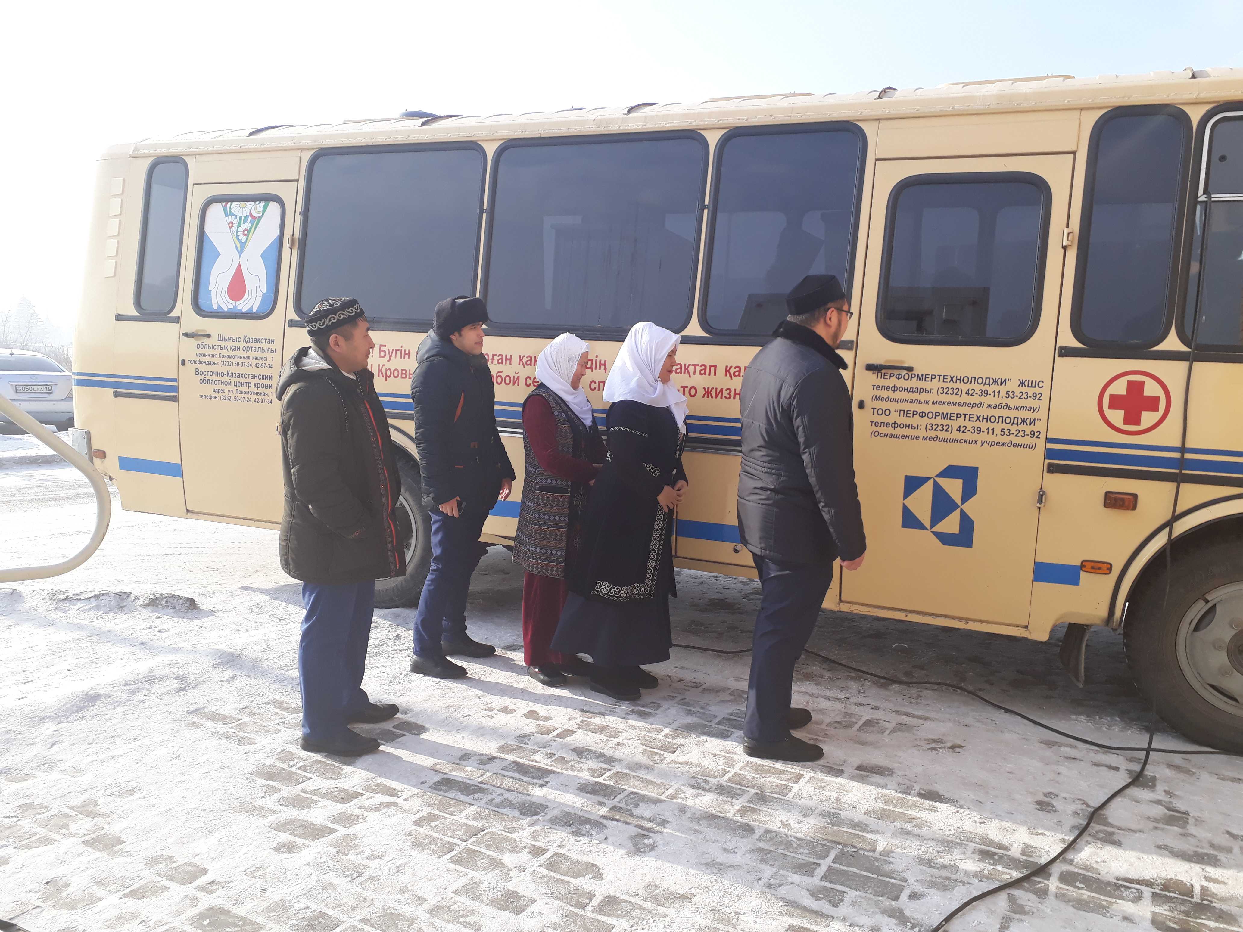 Ұзын шашты брюнеткалардың порно видеосы