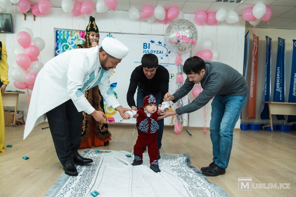 Обряд тусау кесер. Казахский обычай тусау кесу. Обряд тушоо кесуу