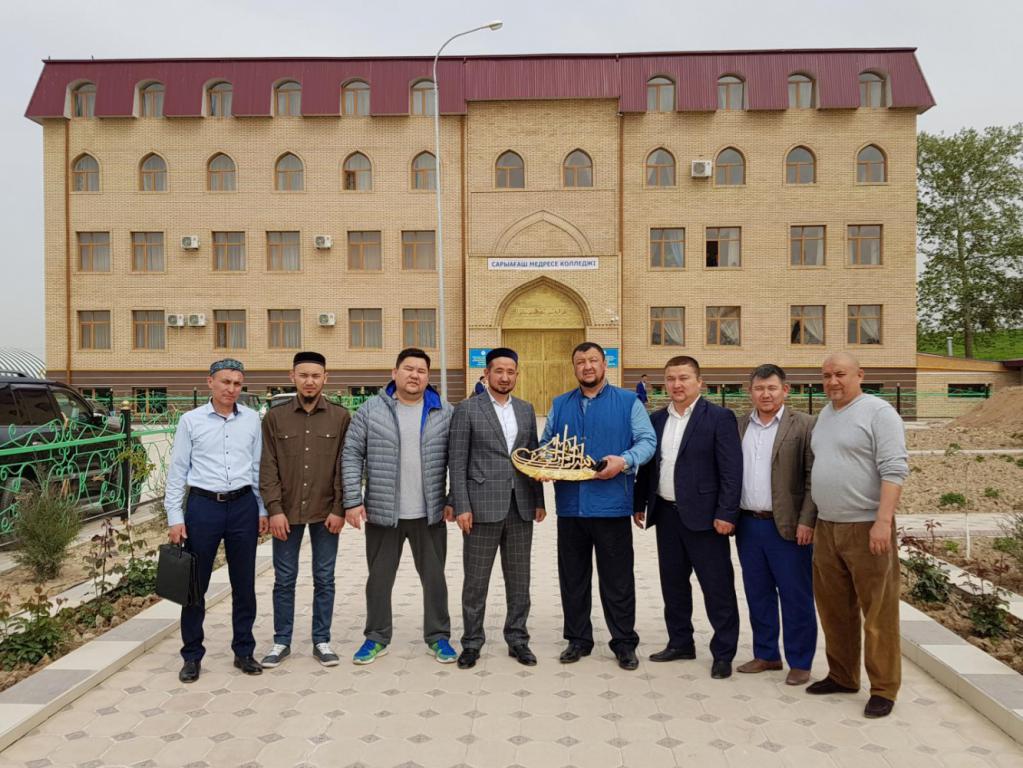 Порно ұлы әкесі жұмыста болған кезде өгей анасын трассалаған