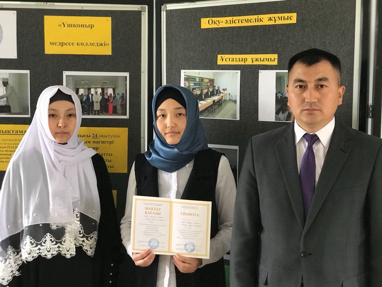 Кемпірлер аузына сисады Порно: Таз адам төсекте қара шұлық киген құмар әйелді азаптайды