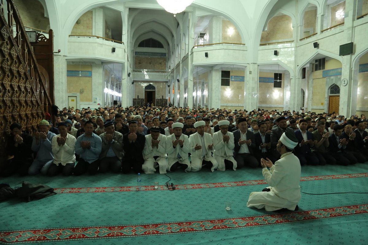 Таравих сегодня во сколько. Мусульмане Казахстана. Ночной намаз в мечети таравих. Зал для молитв в мечети. Молитва в мечети фото.