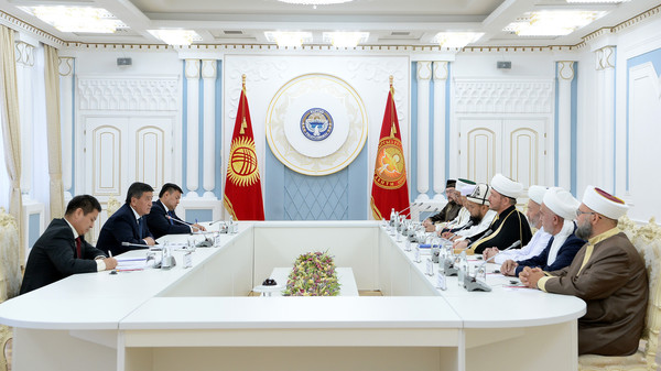Президент Жээнбеков встретился с муфтиями стран СНГ, Балтии и Китая, прибывших в Кыргызстан для участия в конференции «Духовный Шелковый путь» 