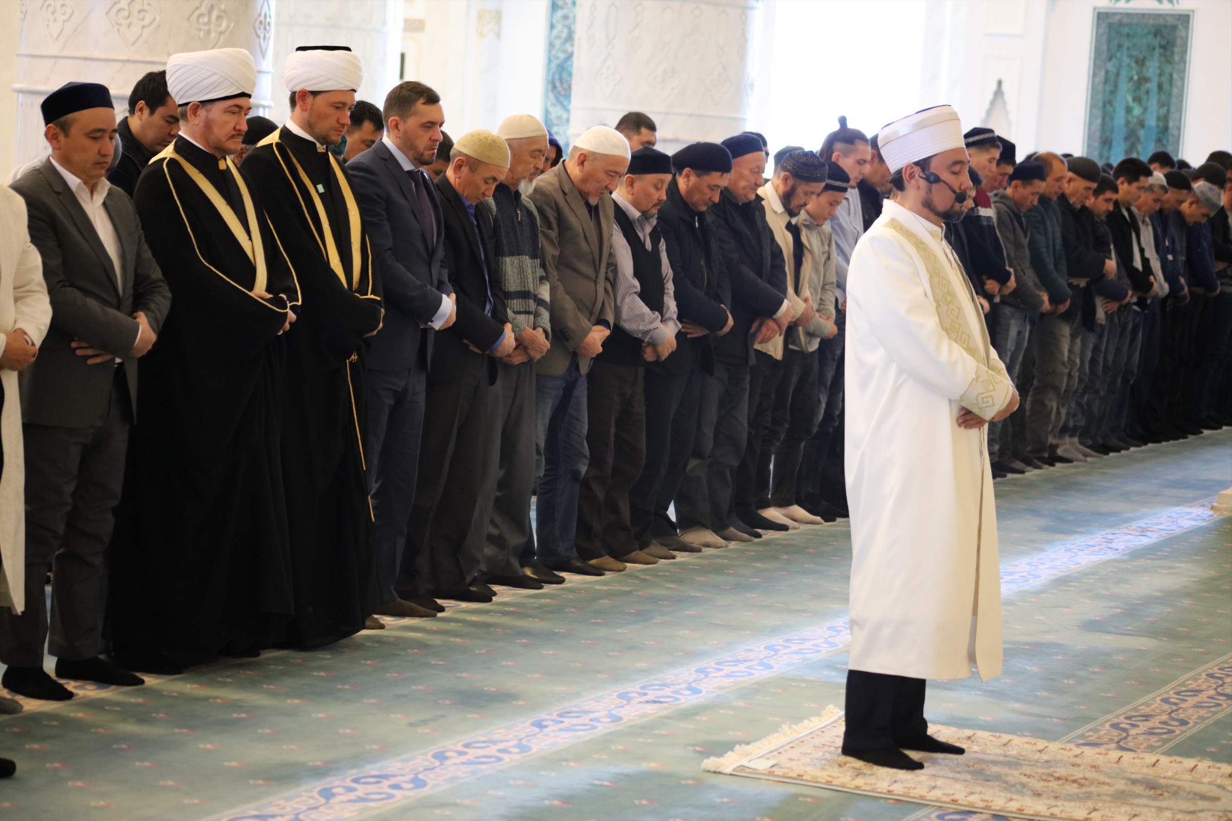 Намаз в мечети. Календарь намаза в таджикистане. Мечеть закрытые иконы. Намаз таджиков. Таджик читает намаз.