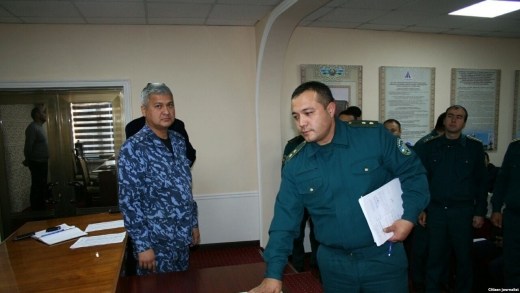 Өзбек полицейлері Құран ұстап ант берді 
