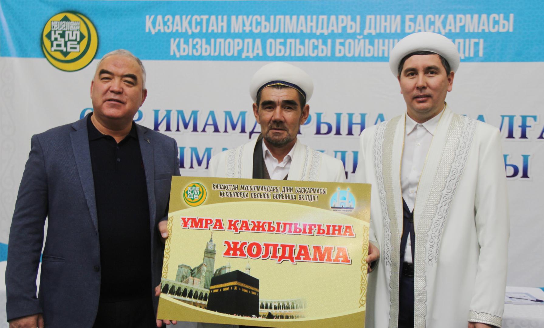 Еркектердің дилдосы мен белдіктері бар порно