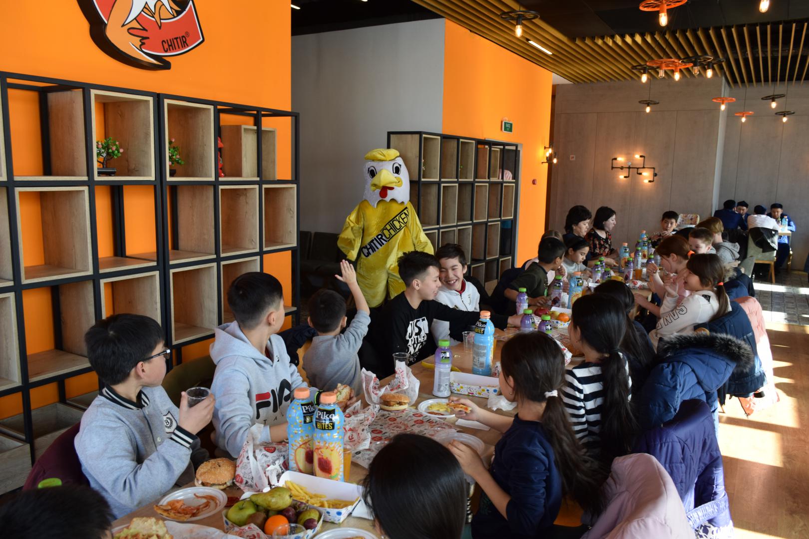 Ресторан быстрого питания «Chitir Chicken» совместно с фондом «Зекет» организовали благотворительный обед для детей