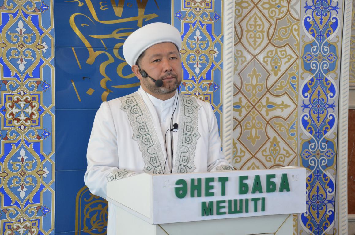 Шұлық киген жалаңаш қыздар ит стилінде суретке түсуде