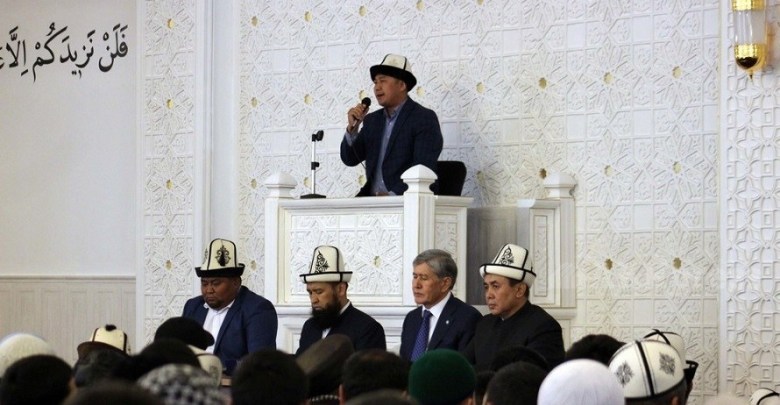 Экс-президент Атамбаев принял участие в открытии мечети в Бишкеке