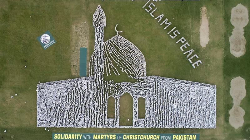 Пакистанцы образовали форму мечети в Крайсчерч