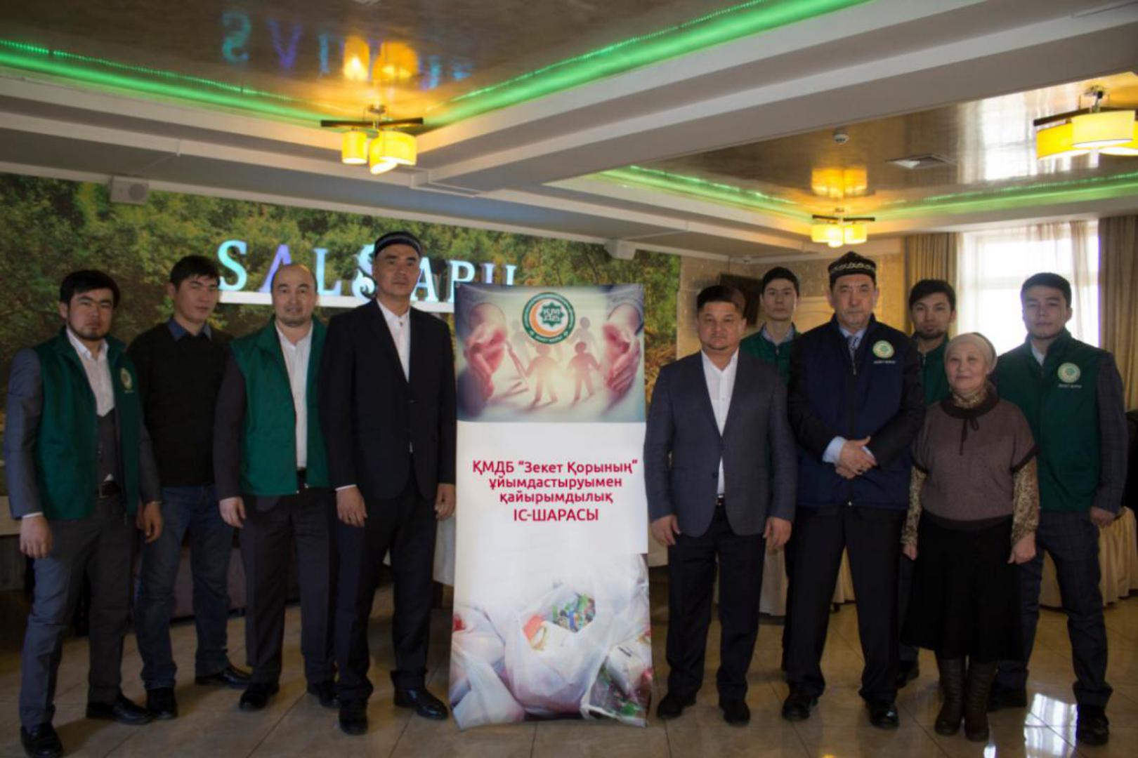 Амай Лю кесуді бақылайды Анальды секс үшін дұрыс клизма