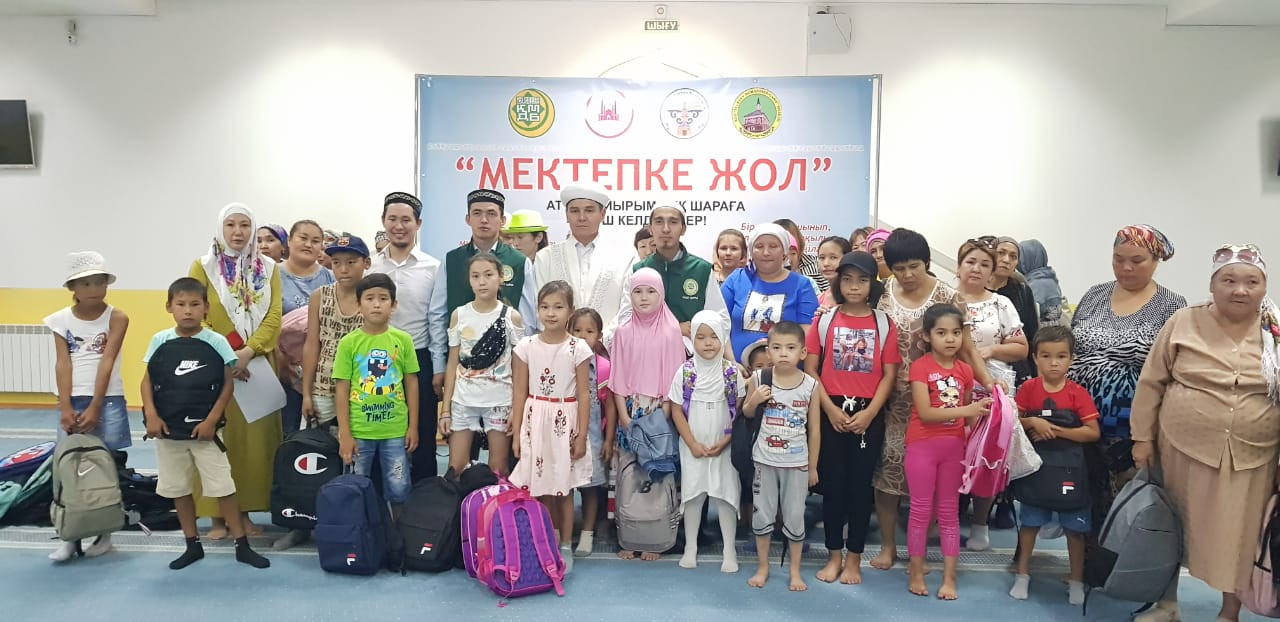 МУФТИЯТ ВРУЧИЛ ПОДАРКИ 26 630 ДЕТЯМ (ФОТО)