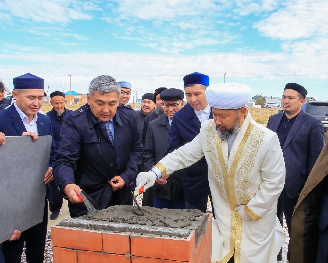 ПРЕДСЕДАТЕЛЬ ДУМК ЗАЛОЖИЛ ФУНДАМЕНТ ГОРОДСКОЙ МЕЧЕТИ АРАЛ (ФОТО)