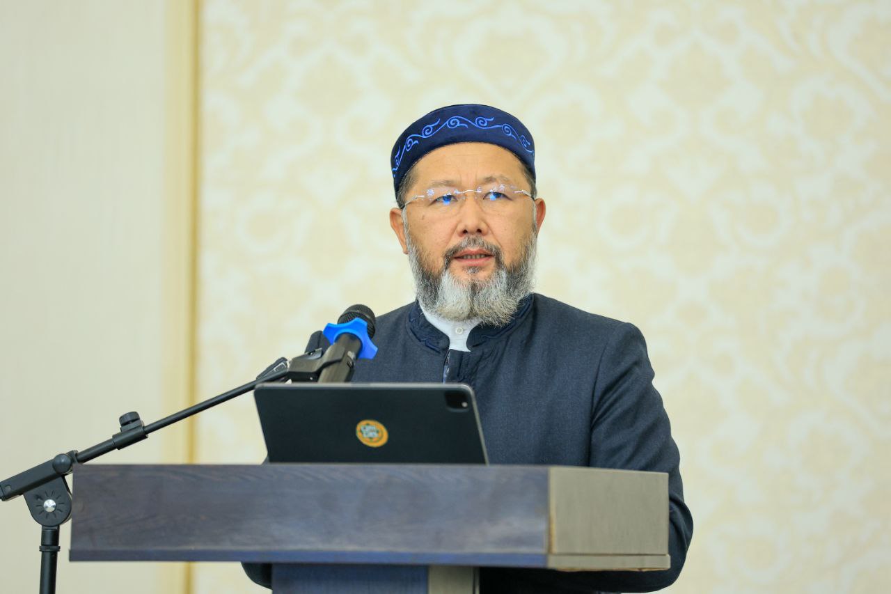 Әйелі оны қожайынымен бірге ұстап алып, қосылды Қысқа шашты брюнетка порно