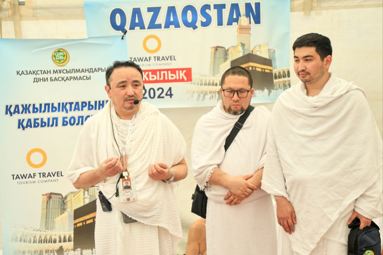 Екі аяғының арасына жалаңаш есекпен ұрған