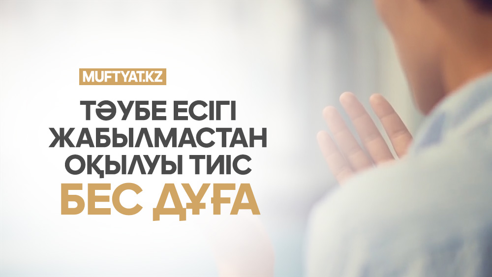 Төрт аяқта тұрған жалаңаш қыз.